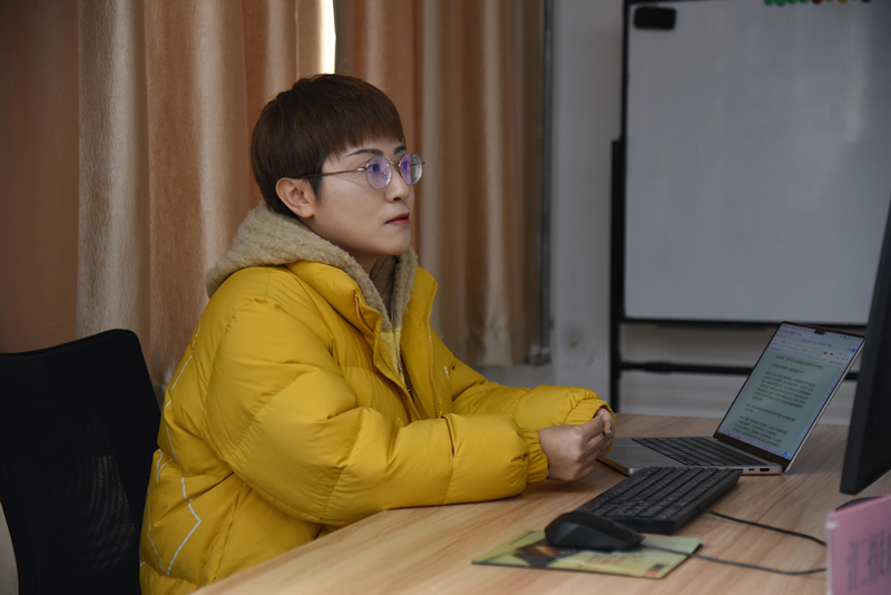 闫丽做学术报告.png 闫丽做学术报告.png