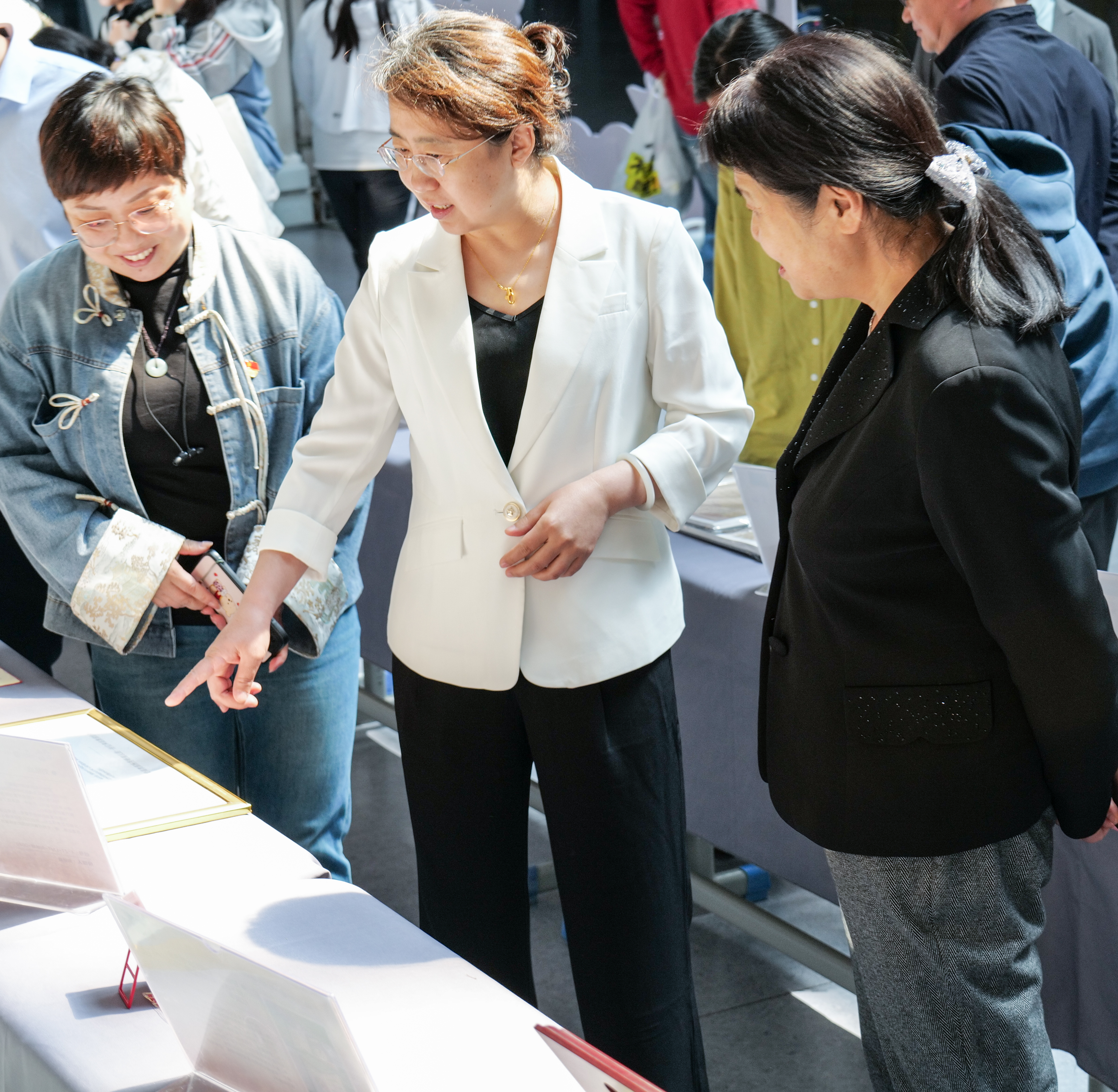 09.参观档案展览.jpg 09.参观档案展览.jpg