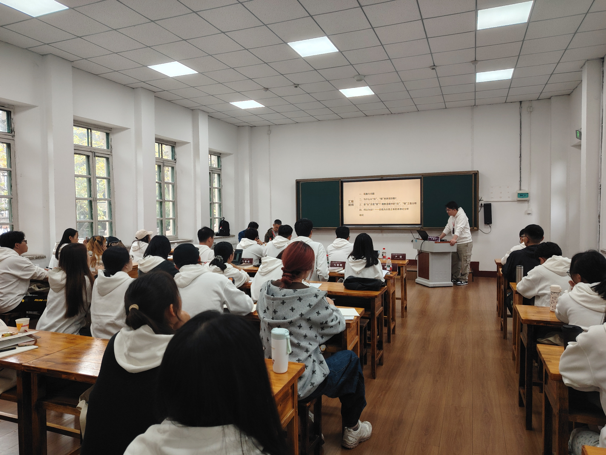 学生聆听论坛代表发言1.png